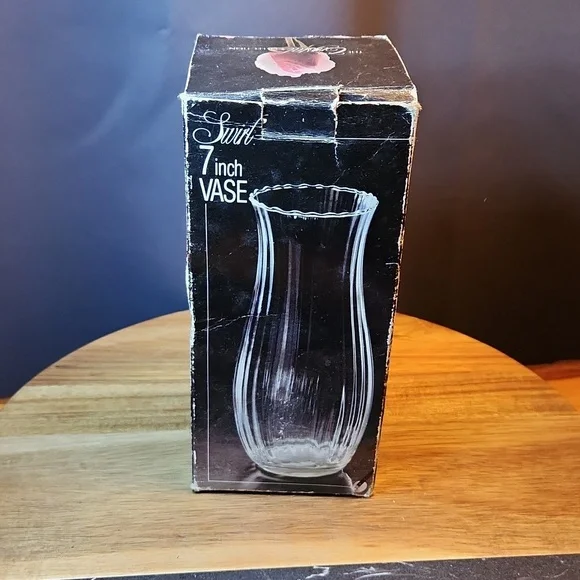 The Crystal Collection 7 in Glass Vase w/ Swirl Pattern design in box Not Used - Picture 4 of 7